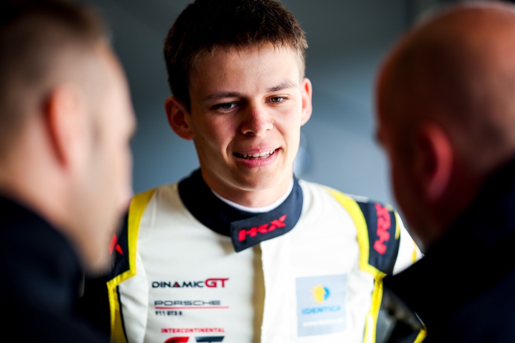 Bastian Buus opsat på Nürburgring-podie
(Foto: Porsche AG)